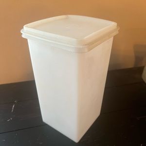 Saltine cracker keeper. Will hold 4 sleeves. Vintage Tupperware. Like new